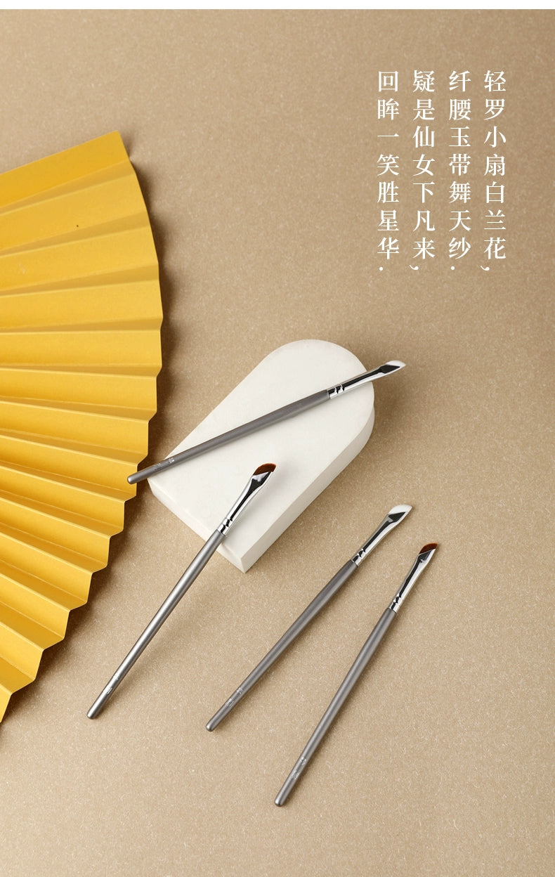 Large Scythe-Shaped Eyelid Makeup Brush